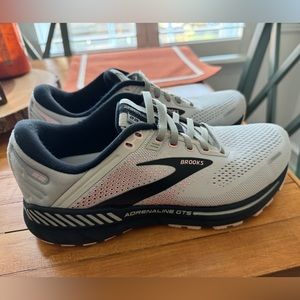 Brooks Adrenaline GTS 22 women’s size 9.5